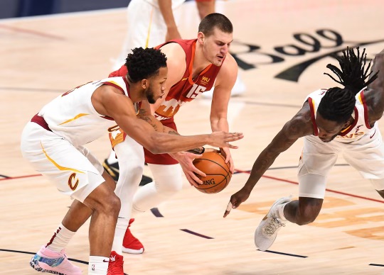 Lamar Stevens stripping the ball from Nikola Jokić