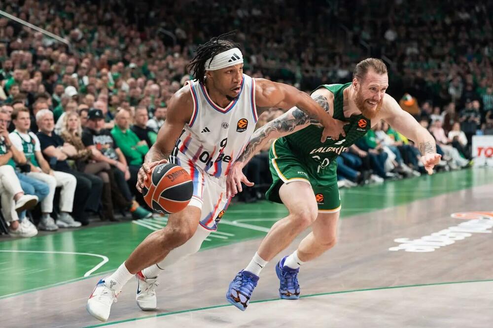 Lamar Stevens driving to the basket for Paris Basketball in the EuroLeague